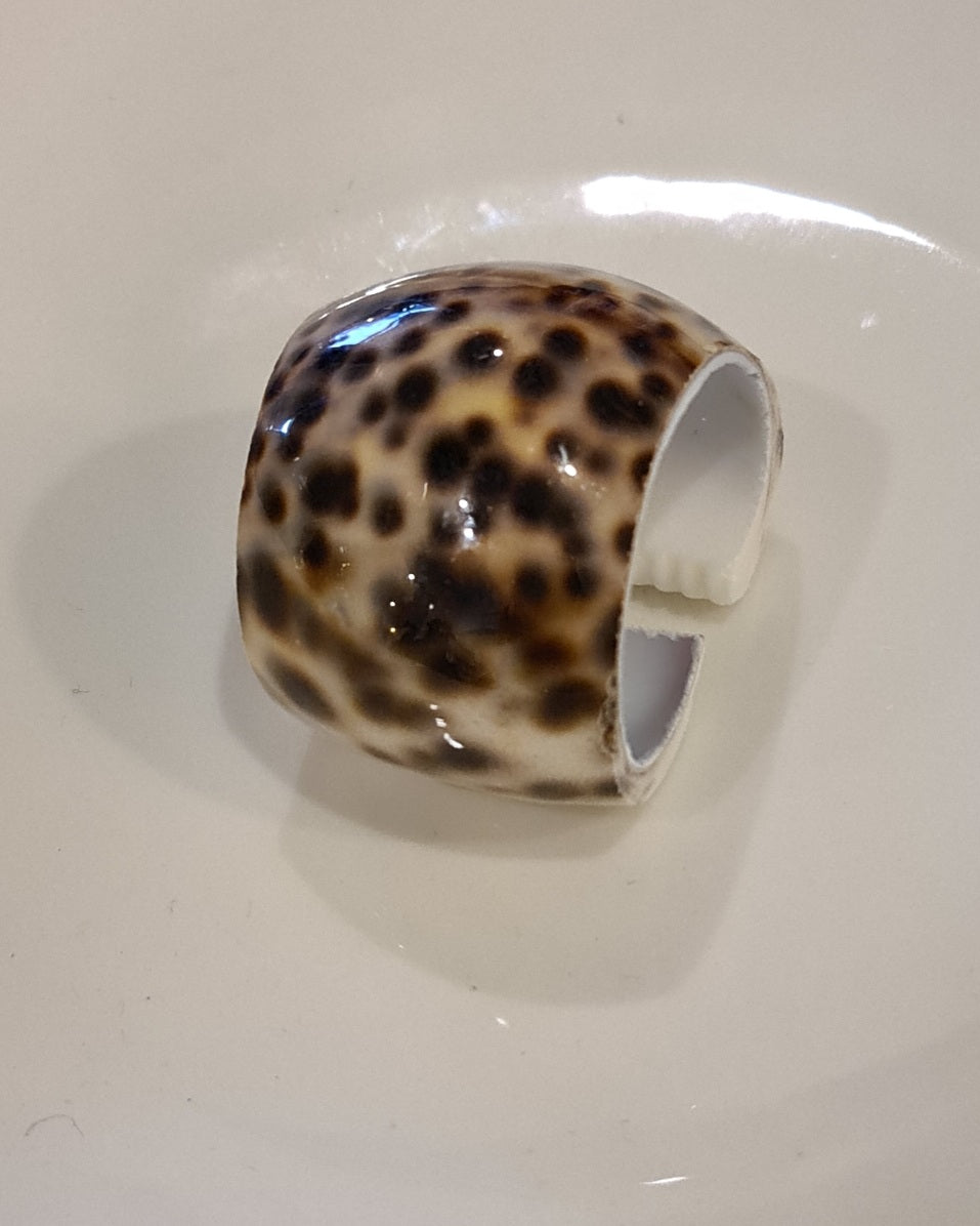 Cowrie Shell Napkin Ring – Coastal Elegance at the Table