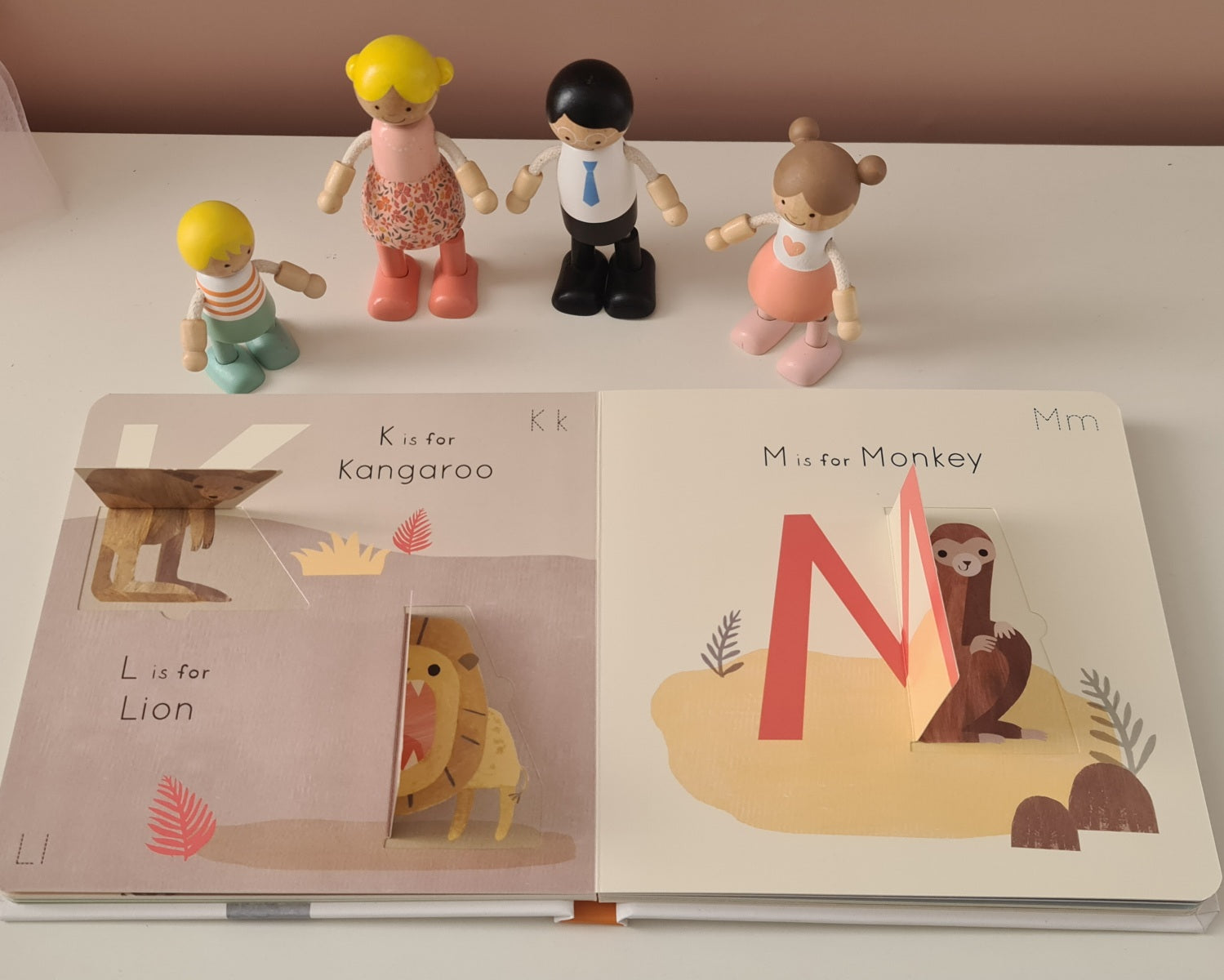A to Z: An Alphabet of Animals – A Lift-the-Flap Adventure