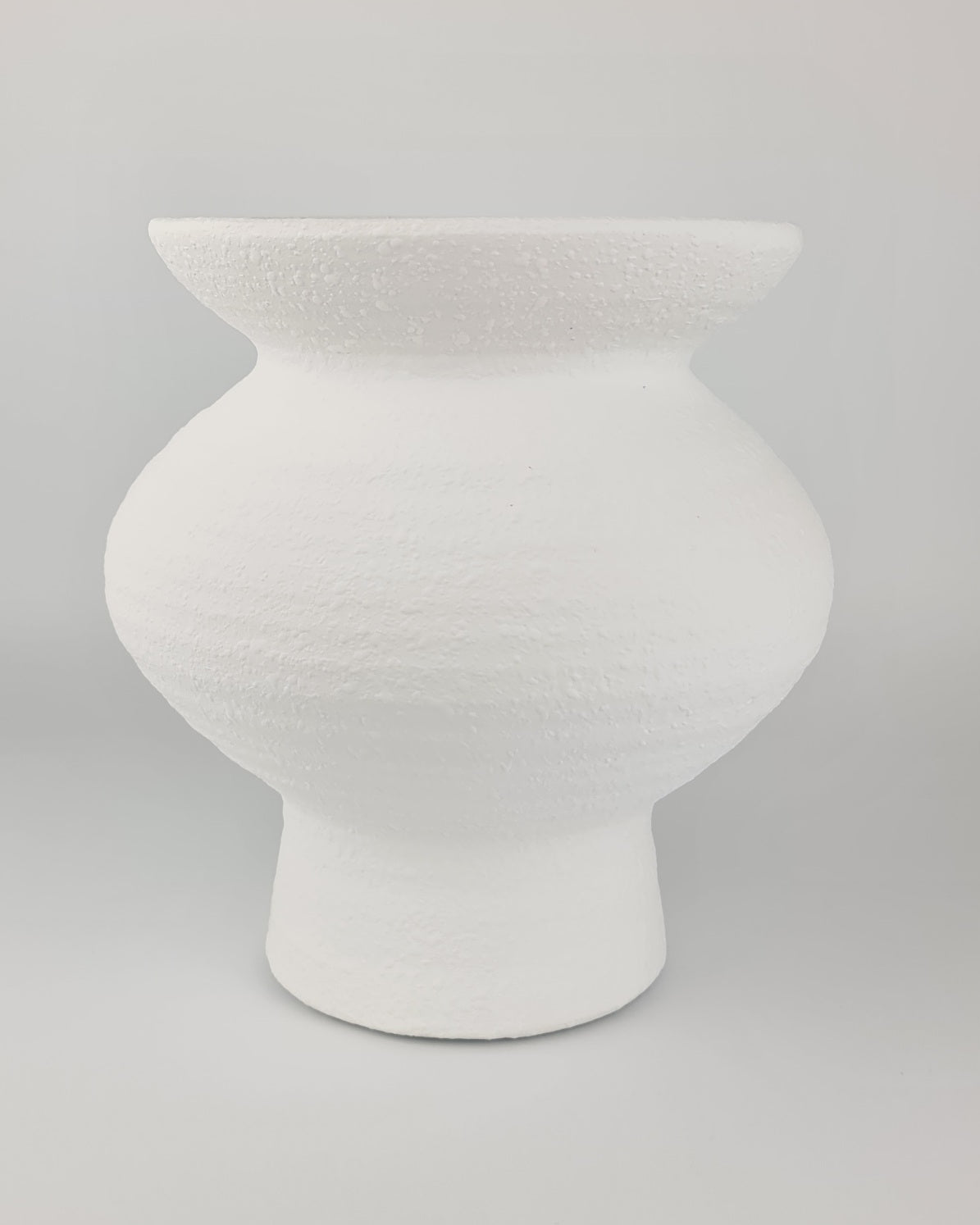Seanna White Vase / Pot
